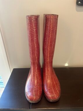 Toms Tall Rust-colored Patterned Rain Boots size 7.